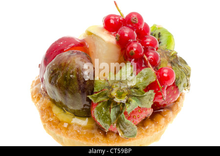 Tarte aux fruits pâtisserie fraîche isolé sur fond blanc Banque D'Images