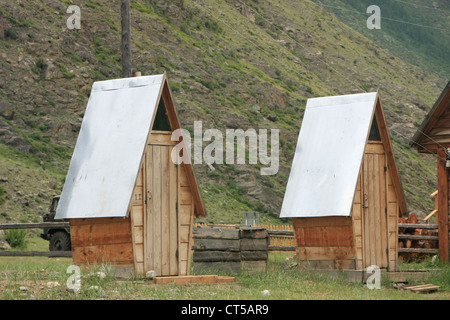 Des toilettes sèches dans un petit village, rivière Chulyshman Valley, l'Altaï, en Sibérie, Russie Banque D'Images