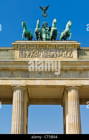 Porte de Brandebourg Pariser Platz avec le Quadrige ailé statue trônant au sommet le centre-ville de Berlin Allemagne Europe de l'UE Banque D'Images