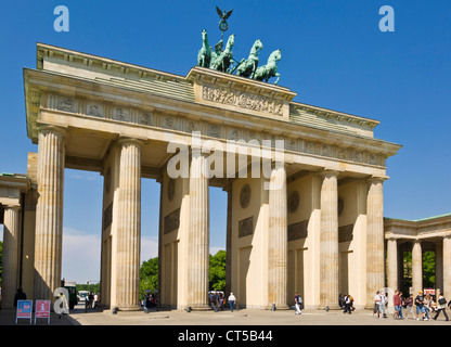 Porte de Brandebourg Pariser Platz Berlin Allemagne Europe de l'UE Banque D'Images