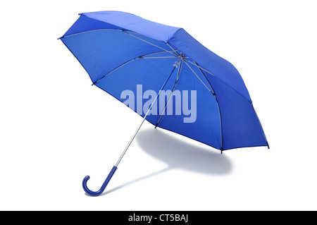 Parapluie bleu ouvert isolé sur fond blanc Banque D'Images