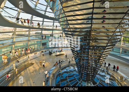 Dôme en verre et miroir au-dessus de l'entonnoir en verre central salle plénière du Reichstag Berlin Allemagne Europe de l'UE Banque D'Images