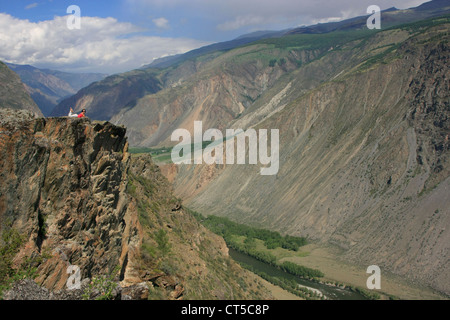 River Canyon Chulyshman avec une personne pour l'échelle, l'Altaï, en Sibérie, Russie Banque D'Images