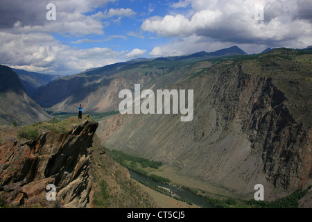 River Canyon Chulyshman avec une personne pour l'échelle, l'Altaï, en Sibérie, Russie, modèle publié Banque D'Images