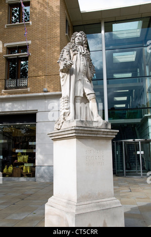 Statue de Sir Hans Sloane Duke of York Square, Kings Road, Chelsea London England UK Banque D'Images