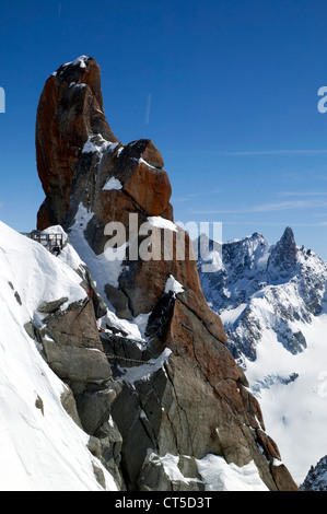 Vue sur le Piton Sud, Aiguille du Midi, Chamonix, France. La grande Jorasses peut être vu dans l'arrière-plan. Banque D'Images