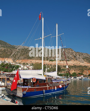 Un bateau de plaisance turc dans le port de Kalkan Banque D'Images