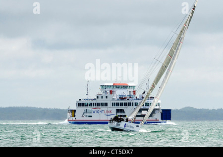 Le Tour de l'île en Yacht Race 2012 virant au large de Yarmouth avec Wight Link car-ferry en arrière-plan Banque D'Images