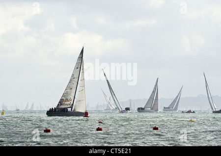 Yachts de course au large de Yarmouth dans le Solent pendant la course le Tour de l'Île 2012 Banque D'Images