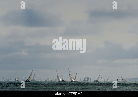 Yachts de course au large de Yarmouth dans le Solent pendant la course le Tour de l'Île 2012 Banque D'Images