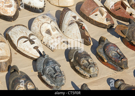 Masques africains traditionnels sur le marché de rue Banque D'Images