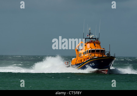 Sauvetage de Yarmouth à pleine vitesse dans le Solent pendant la course le Tour de l'Île 2012 Banque D'Images
