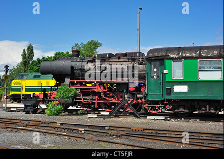 Locomotive diesel et train à vapeur au dépôt du Chemin de fer à vapeur des Trois Vallées à Mariembourg, Belgique Banque D'Images