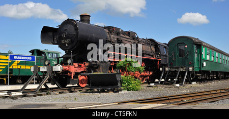 Locomotive diesel et train à vapeur au dépôt du Chemin de fer à vapeur des Trois Vallées à Mariembourg, Belgique Banque D'Images