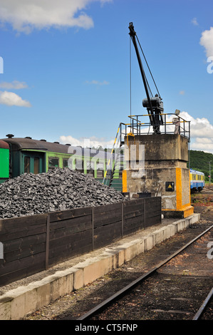 Grue et tas de charbon comme combustible pour train à vapeur au dépôt de la gare ferroviaire, au niveau des Trois Vallées Mariembourg, Belgique Banque D'Images