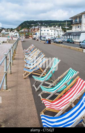 Rangée de chaises longues à rayures vides le long de la promenade de Sidmouth, Devon, England, UK Banque D'Images