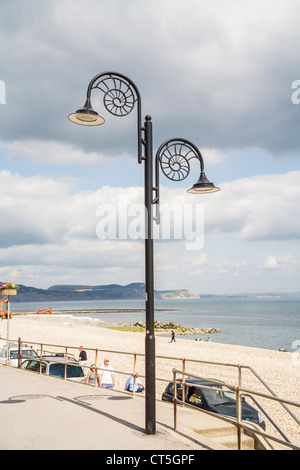 Lampadaire en forme d'ammonites sur la promenade de front de mer à Lyme Regis Dorset sur la côte jurassique du Devon, à la frontière, du sud-ouest de l'Angleterre, Royaume-Uni Banque D'Images