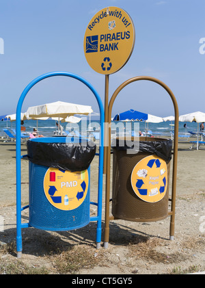 dh LARNACA CHYPRE Pirée Bank annonce recycle bacs larnaka plage sur les plages poubelle Grèce cypriote collection recyclage Banque D'Images