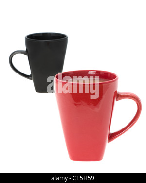 Tasses à café rouge et noir - profondeur de champ - studio photo avec un fond blanc Banque D'Images