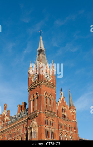 La gare St Pancras sur une journée d'été à Lodnon, Angleterre. Banque D'Images