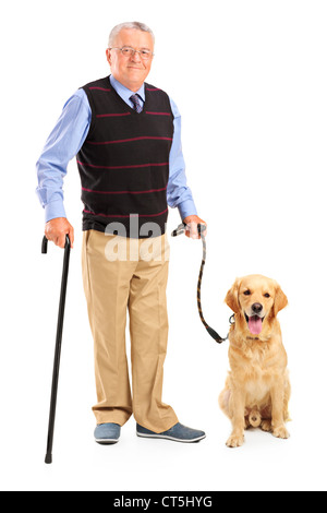 Full Length portrait of a senior man holding une canne et un chien isolé sur fond blanc Banque D'Images