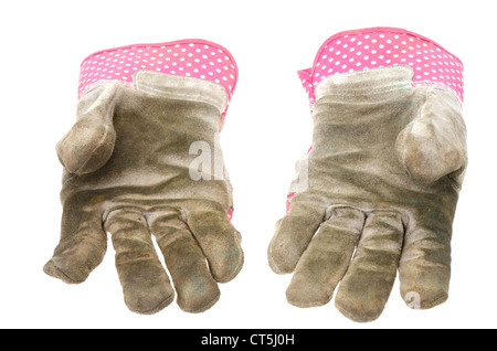 Une paire de gants de jardinage en cuir sale - studio photo avec un fond blanc Banque D'Images