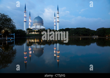 Le Sultan Salahuddin Abdul Aziz Shah mosquée reflète dans l étang à Shah Alam, Selangor, Malaisie crépuscule Banque D'Images