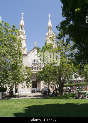 L'Église Saints Pierre et Paul est situé sur le côté nord de Filbert Street par Washington Square à San Francisco Banque D'Images