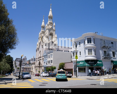 L'Église Saints Pierre et Paul est situé sur le côté nord de Filbert Street par Washington Square à San Francisco Banque D'Images