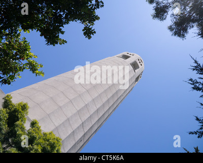 La Coit Tower ou la Lillian Coit Memorial Tower, est un 210 pieds (64 m) tour dans le Telegraph Hill de San Francisco Banque D'Images