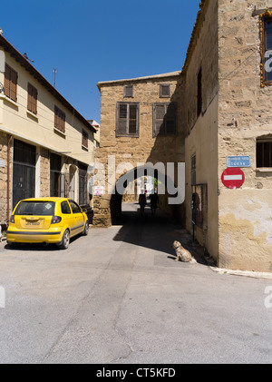 Vieille ville dh FAMAGOUSTE CHYPRE NORD Tourist couple explorant les bâtiments rue de la vieille ville Banque D'Images