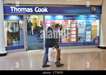 Une vue générale de la direction générale de l'agence de voyage Thomas Cook à Aylesbury Banque D'Images