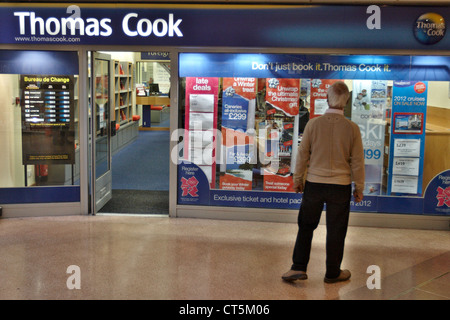 Une vue générale de la direction générale de l'agence de voyage Thomas Cook à Aylesbury Banque D'Images