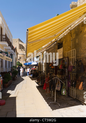 Vieille ville dh FAMAGOUSTE Chypre du Nord Rue de la vieille ville de touristes boutique Banque D'Images