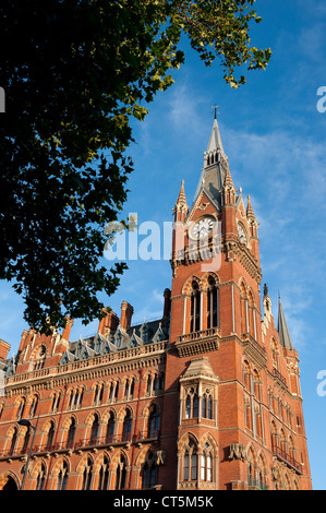 La gare St Pancras sur une journée d'été à Lodnon, Angleterre. Banque D'Images