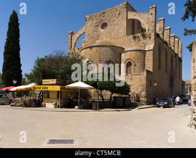 La vieille ville de Famagouste dh chypriote Chypre nord cafés ruiné Eglise Saint Pierre et Saint Paul Banque D'Images