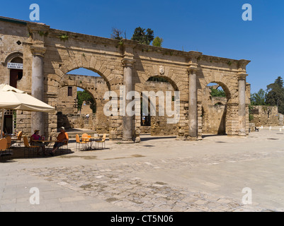 dh Vieille ville FAMAGOUSTA CHYPRE DU NORD Namik Kemal Square café Palazzo del provedittore Venetian Royal Palace ruine Nord turc Banque D'Images