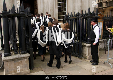 Les étudiants de l'Université de Cambridge en attente sur King's Parade en dehors de Regent House pour leur cérémonie de remise de diplômes. Banque D'Images