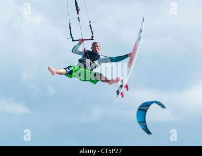 Kitesurfer à la mi-air. Banque D'Images