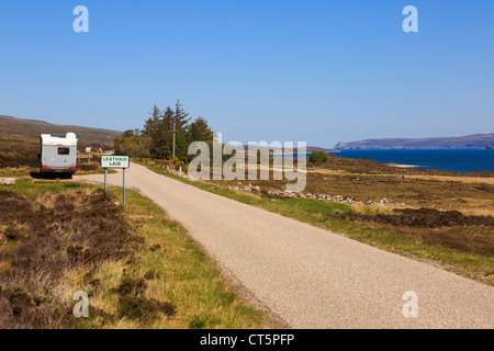 La voie unique de la côte nord du pays sur la route et West Highlands itinéraire touristique autour de Loch Eriboll en Ecosse Highland Sutherland UK Banque D'Images