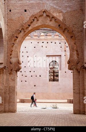 Les touristes dans la mosquée islamique à Tin mal, le Haut Atlas, Maroc Sud Banque D'Images