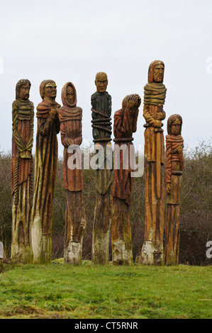 Chiffres en bois sculpté en Wat Tyler Country Park, Basildon, commémorant la révolte des paysans. Sculpté par Robert Koenig Banque D'Images