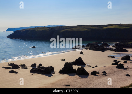 Les roches se profilant sur vide de sable avec la mer tôt le matin à la baie Sango Durness Sutherland Highland Ecosse UK Banque D'Images