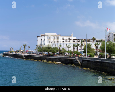 Dh KYRENIA Kyrenia Chypre du Nord (RTCN promenade de bord de bâtiments blancs du pavillon Banque D'Images