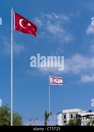 Dh KYRENIA CHYPRE DU NORD République turque de Chypre du nord et la Turquie drapeaux Banque D'Images
