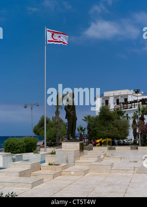 dh Mustafa Kemal Ataturk statue KYRENIA CHYPRE DU NORD drapeau république turque de Chypre du Nord atatürk du Nord Banque D'Images