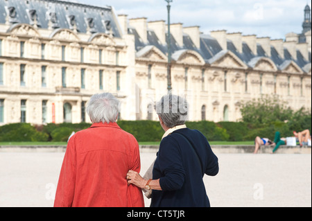Paris, France - deux femmes âgées visiter la ville Banque D'Images
