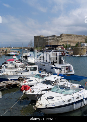 Dh Girne KYRENIA, Chypre du nord du Port Vieux port de plaisance de Kyrenia et remparts du château Banque D'Images