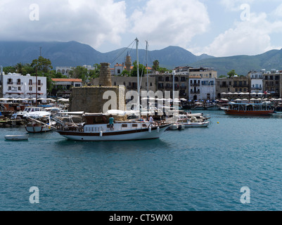 Dh Girne KYRENIA, Chypre du Nord port de yacht touristique vieux port entrant dans les montagnes de Kyrenia Banque D'Images