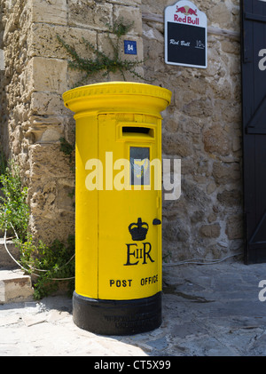 dh KYRENIA CHYPRE DU NORD TRNC jaune ER bureau de poste britannique pillarbox république turque au nord de chypre pilier box Banque D'Images